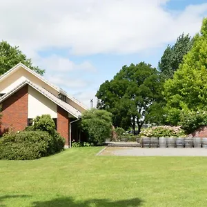  Lodge Fairhall Guest